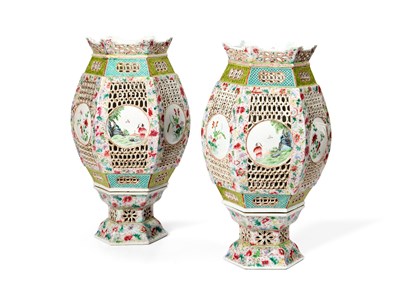 Lot 75 - A PAIR OF CHINESE FAMILLE-ROSE HEXAGONAL LANTERNS ON STANDS, QING DYNASTY, FIRST HALF 19TH CENTURY