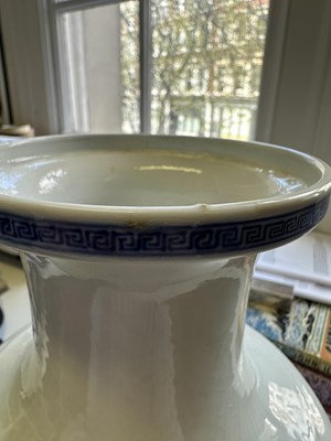 Lot 9 - A CHINESE BLUE AND WHITE 'BIRD OF PREY' ROULEAU VASE, QING DYNASTY 18TH CENTURY