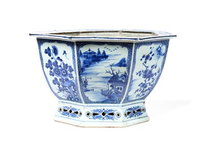Lot 17 - A CHINESE OCTAGONAL BLUE AND WHITE JARDINIERE, QIANLONG PERIOD (1736-95)