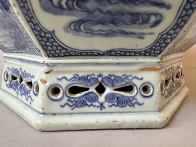 Lot 17 - A CHINESE OCTAGONAL BLUE AND WHITE JARDINIERE, QIANLONG PERIOD (1736-95)