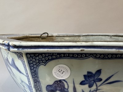 Lot 17 - A CHINESE OCTAGONAL BLUE AND WHITE JARDINIERE, QIANLONG PERIOD (1736-95)