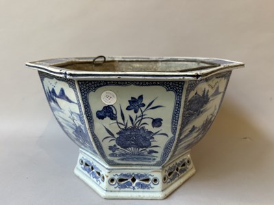 Lot 17 - A CHINESE OCTAGONAL BLUE AND WHITE JARDINIERE, QIANLONG PERIOD (1736-95)