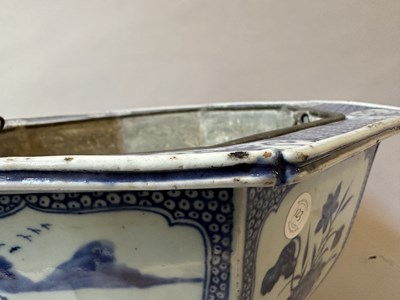Lot 17 - A CHINESE OCTAGONAL BLUE AND WHITE JARDINIERE, QIANLONG PERIOD (1736-95)