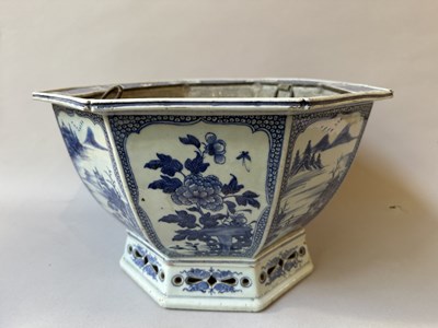 Lot 17 - A CHINESE OCTAGONAL BLUE AND WHITE JARDINIERE, QIANLONG PERIOD (1736-95)