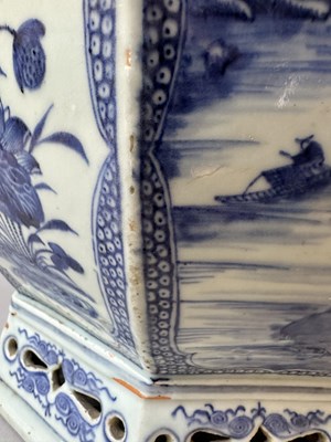Lot 17 - A CHINESE OCTAGONAL BLUE AND WHITE JARDINIERE, QIANLONG PERIOD (1736-95)