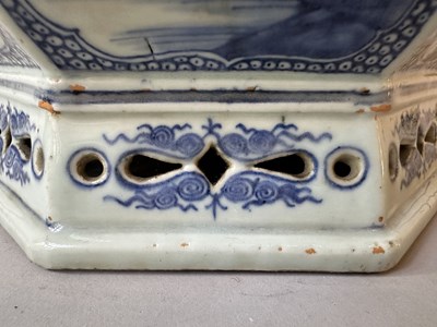 Lot 17 - A CHINESE OCTAGONAL BLUE AND WHITE JARDINIERE, QIANLONG PERIOD (1736-95)