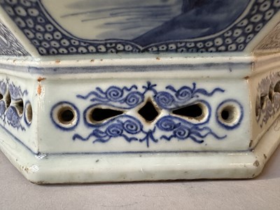 Lot 17 - A CHINESE OCTAGONAL BLUE AND WHITE JARDINIERE, QIANLONG PERIOD (1736-95)