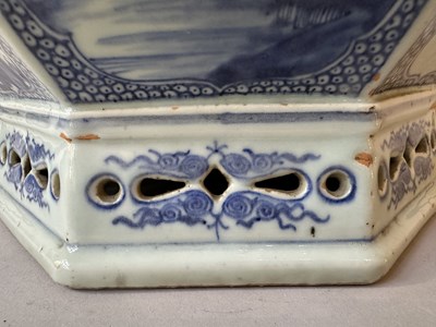 Lot 17 - A CHINESE OCTAGONAL BLUE AND WHITE JARDINIERE, QIANLONG PERIOD (1736-95)