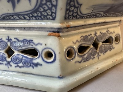 Lot 17 - A CHINESE OCTAGONAL BLUE AND WHITE JARDINIERE, QIANLONG PERIOD (1736-95)