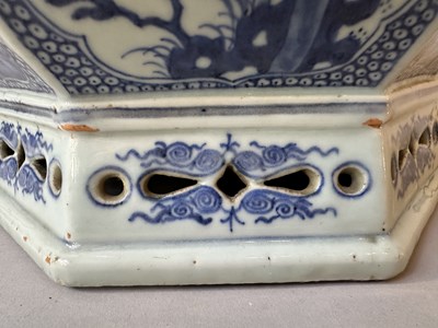 Lot 17 - A CHINESE OCTAGONAL BLUE AND WHITE JARDINIERE, QIANLONG PERIOD (1736-95)