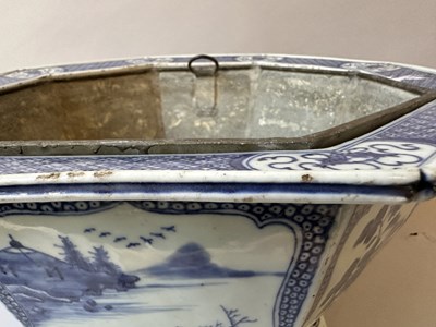 Lot 17 - A CHINESE OCTAGONAL BLUE AND WHITE JARDINIERE, QIANLONG PERIOD (1736-95)