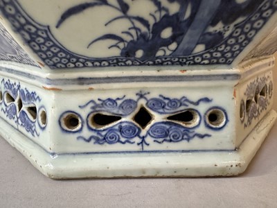 Lot 17 - A CHINESE OCTAGONAL BLUE AND WHITE JARDINIERE, QIANLONG PERIOD (1736-95)
