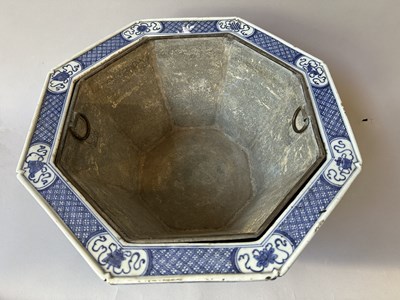 Lot 17 - A CHINESE OCTAGONAL BLUE AND WHITE JARDINIERE, QIANLONG PERIOD (1736-95)