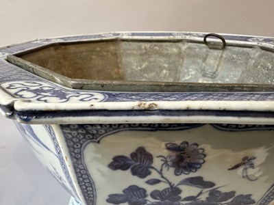 Lot 17 - A CHINESE OCTAGONAL BLUE AND WHITE JARDINIERE, QIANLONG PERIOD (1736-95)