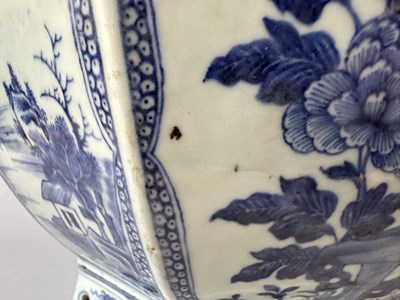 Lot 17 - A CHINESE OCTAGONAL BLUE AND WHITE JARDINIERE, QIANLONG PERIOD (1736-95)