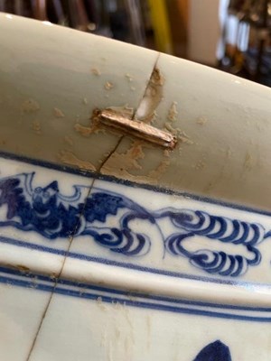Lot 15 - A LARGE AND IMPRESSIVE CHINESE BLUE AND WHITE JARDINIERE, QING DYNASTY, 18TH CENTURY