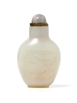 Lot 124 - A CARVED WHITE JADE SNUFF BOTTLE, QING DYNASTY, 18/19TH CENTURY