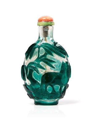 Lot 116 - A GREEN OVERLAY CLEAR GLASS SNUFF BOTTLE, QING DYNASTY 19TH CENTURY