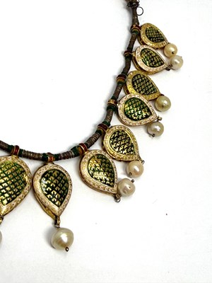 Lot 384 - INDIAN EMERALD, PEARL, GOLD AND ENAMEL NECKLACE, 1880s