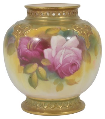 Lot 47 - A ROYAL WORCESTER SMALL VASE
