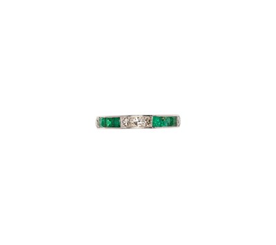 Lot 458 - EMERALD AND DIAMOND ETERNITY RING, 1920s