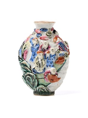 Lot 107 - A FAMILLE-ROSE ENAMELLED PORCELAIN SNUFF BOTTLE, CIRCA 1820-50