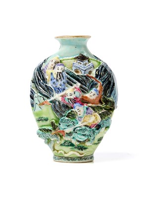 Lot 108 - A FAMILLE-ROSE ENAMELLED PORCELAIN 'TIGER HUNT' SNUFF BOTTLE, CIRCA 1820-50