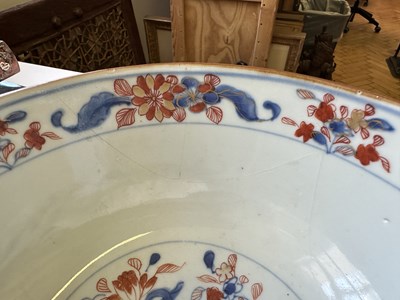 Lot 91 - A CHINESE IMARI BOWL, KANGXI PERIOD (1662-1722)