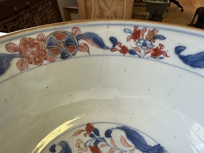 Lot 91 - A CHINESE IMARI BOWL, KANGXI PERIOD (1662-1722)