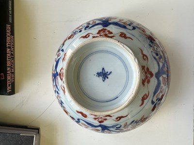 Lot 91 - A CHINESE IMARI BOWL, KANGXI PERIOD (1662-1722)