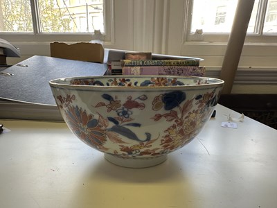 Lot 91 - A CHINESE IMARI BOWL, KANGXI PERIOD (1662-1722)