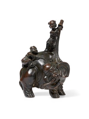 Lot 56 - A CHINESE BRONZE 'WASHING THE ELEPHANT' GROUP, QING DYNASTY, 19TH CENTURY