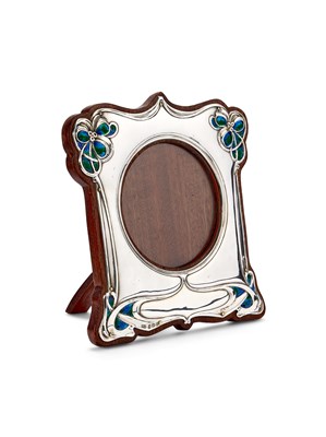 Lot 117 - AN EDWARDIAN SILVER-MOUNTED PHOTOGRAPH FRAME