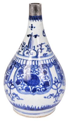 Lot 62 - A CHINESE PORCELAIN BLUE AND WHITE BOTTLE VASE