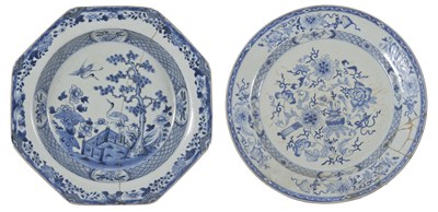 Lot 64 - A CHINESE EXPORT BLUE & WHITE BASIN