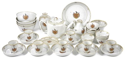 Lot 67 - A CHINESE EXPORT FAMILLE ROSE PORCELAIN ARMORIAL PART SERVICE