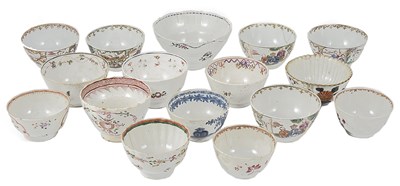 Lot 68 - A GROUP OF CHINESE EXPORT PORCELAIN TEACUPS