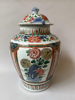 Lot 1 - A CHINESE TRANSITIONAL JAR AND COVER, 17TH CENTURY