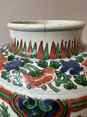 Lot 1 - A CHINESE TRANSITIONAL JAR AND COVER, 17TH CENTURY