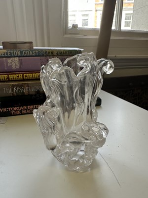 Lot 19 - A CHINESE GLASS VASE, 20TH CENTURY