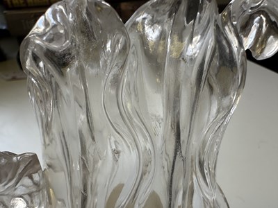 Lot 19 - A CHINESE GLASS VASE, 20TH CENTURY