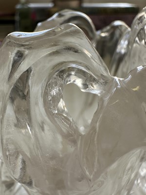 Lot 19 - A CHINESE GLASS VASE, 20TH CENTURY