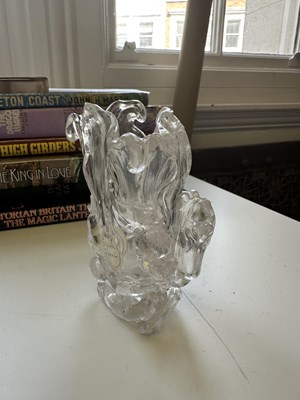Lot 19 - A CHINESE GLASS VASE, 20TH CENTURY