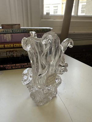 Lot 19 - A CHINESE GLASS VASE, 20TH CENTURY