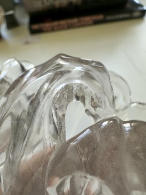 Lot 19 - A CHINESE GLASS VASE, 20TH CENTURY