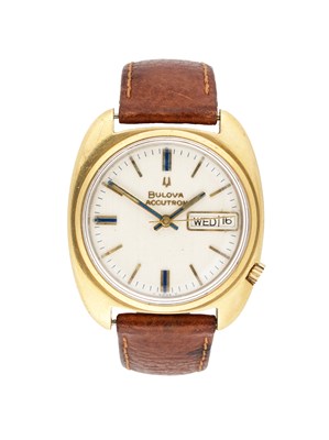 Lot 309 - BULOVA, ACCUTRON DAY DATE: GENTLEMAN'S GOLD WRISTWATCH, 1970