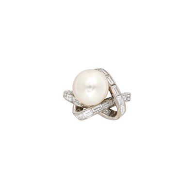 Lot 446 - CULTURED PEARL AND DIAMOND RING