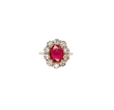 Lot 473 - SPINEL AND DIAMOND RING