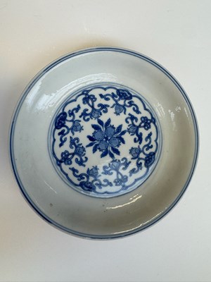 Lot 6 - A CHINESE BLUE AND WHITE PEACH AND POMEGRANATE SAUCER DISH, CHENGHUA MARK, KANGXI PERIOD (1662-1722)