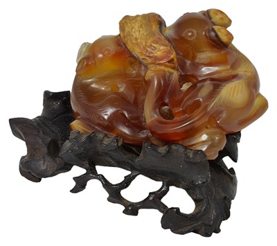 Lot 76 - A CHINESE CARVED AGATE GROUP OF A PAIR OF SQUIRRELS
